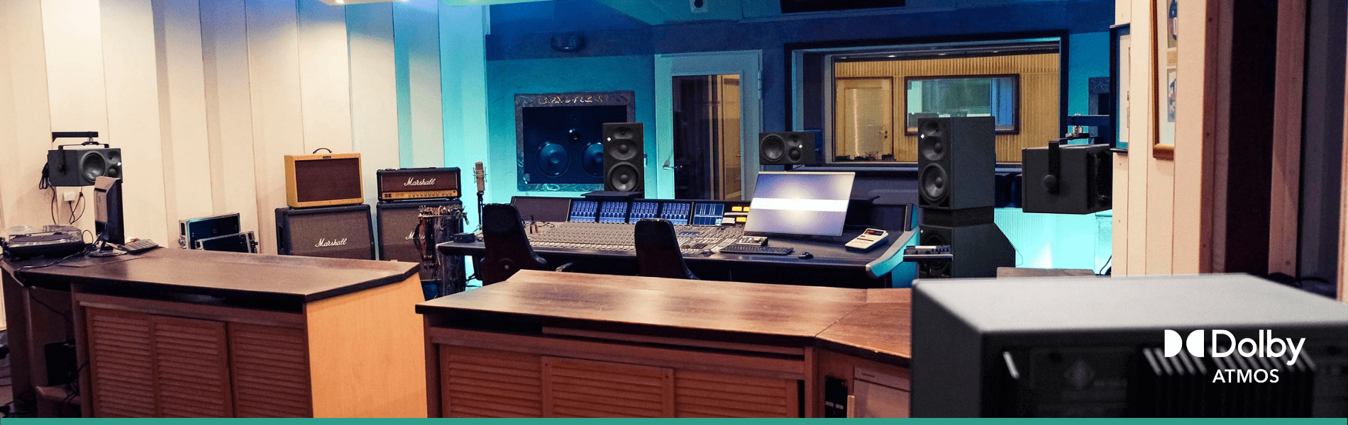 Weitwinkelperspektive der Dolby Atmos Regie von Studio 1 der Peppermint Park Studios